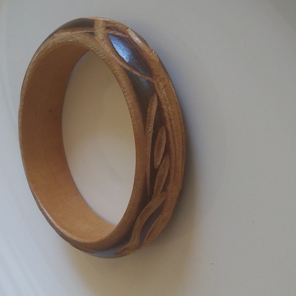 Carved wooden bangle - Picture 2 of 3
